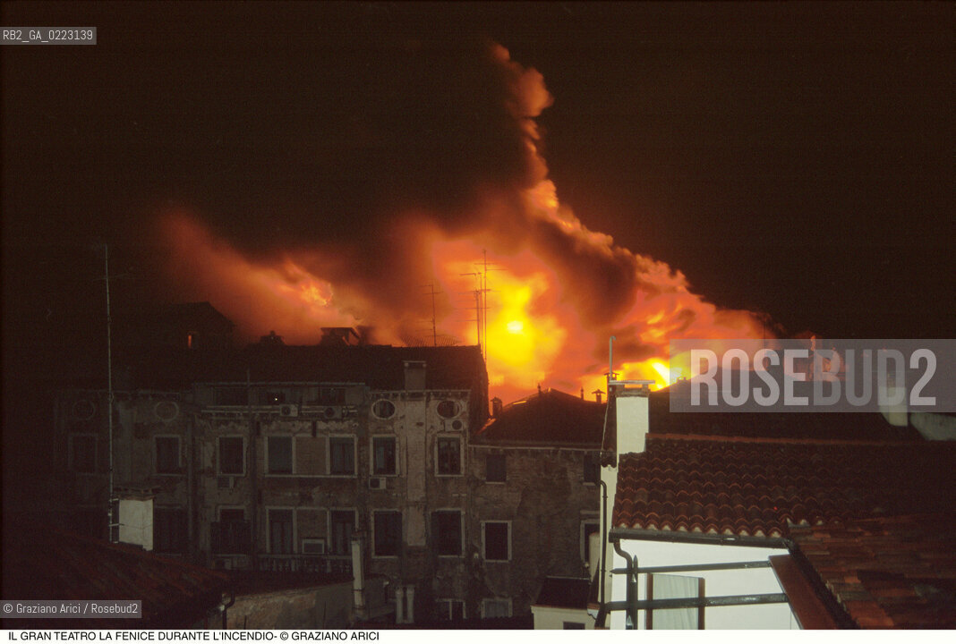 Caption: Nome: ..GRAN TEATRO LA FENICE..Descrizione: ..IL TEATRO IL GIORNO DURANTE LINCENDIO / VENEZIA..Credit: ..Graziano Arici/Rosebud2/..Costo: ..B..Nazione: ..ITALIA..Città: ..VENEZIA..Data: ..29/01/1996