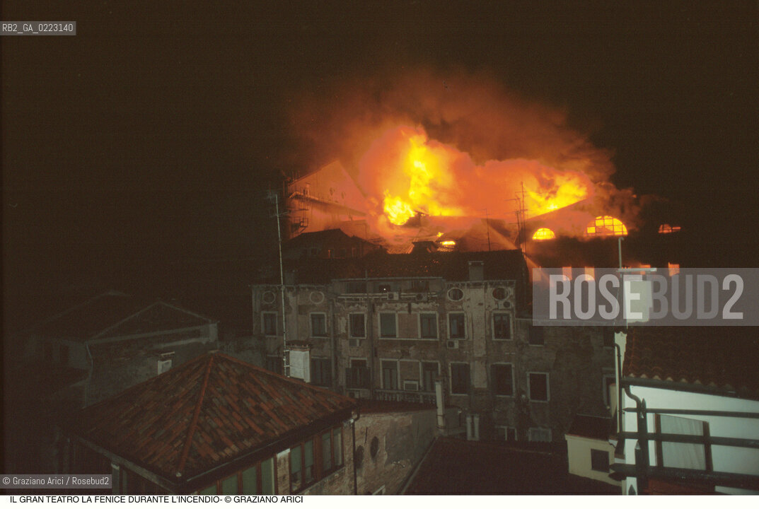 Caption: Nome: ..GRAN TEATRO LA FENICE..Descrizione: ..IL TEATRO IL GIORNO DURANTE LINCENDIO / VENEZIA..Credit: ..Graziano Arici/Rosebud2/..Costo: ..B..Nazione: ..ITALIA..Città: ..VENEZIA..Data: ..29/01/1996