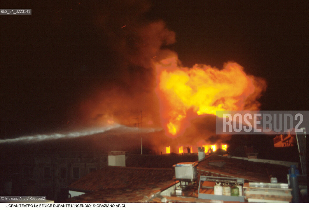 Caption: Nome: ..GRAN TEATRO LA FENICE..Descrizione: ..IL TEATRO IL GIORNO DURANTE LINCENDIO / VENEZIA..Credit: ..Graziano Arici/Rosebud2/..Costo: ..B..Nazione: ..ITALIA..Città: ..VENEZIA..Data: ..29/01/1996
