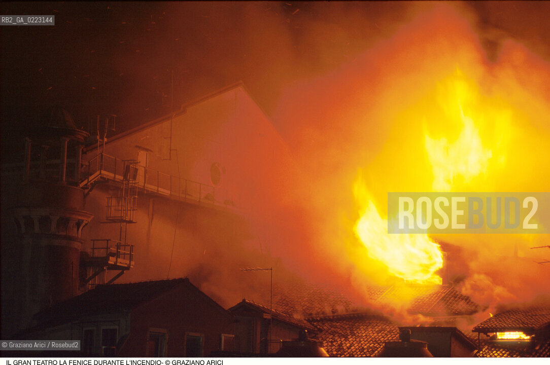 Caption: Nome: ..GRAN TEATRO LA FENICE..Descrizione: ..IL TEATRO IL GIORNO DURANTE LINCENDIO / VENEZIA..Credit: ..Graziano Arici/Rosebud2/..Costo: ..B..Nazione: ..ITALIA..Città: ..VENEZIA..Data: ..29/01/1996