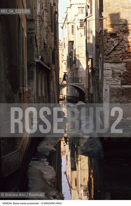 Localizzazione:..VENEZIA..Oggetto:..Soggetto:..BASSA MAREA ECCEZIONALE NEI CANALI..Cronologia: ..Definizione Culturale:..   Autore: ..   Stile: ..   Editori/Stampatori:..   Committenza:..Materia e Tecnica:..Collocazione:..Note:..PROBLEMI..Riproduzione Fotografica:..Graziano Arici/Rosebud2 .Copyright:..Graziano Arici/Rosebud2 .Data:..1989..Costo:..A..