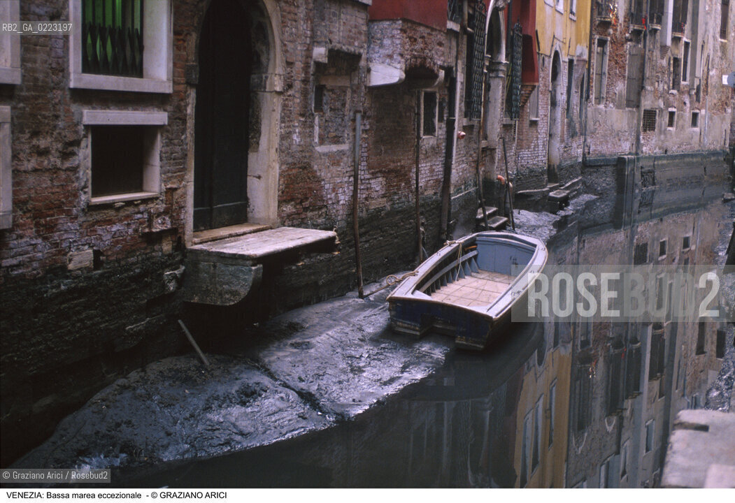 Localizzazione:..VENEZIA..Oggetto:..Soggetto:..BASSA MAREA ECCEZIONALE NEI CANALI..Cronologia: ..Definizione Culturale:..   Autore: ..   Stile: ..   Editori/Stampatori:..   Committenza:..Materia e Tecnica:..Collocazione:..Note:..PROBLEMI..Riproduzione Fotografica:..Graziano Arici/Rosebud2 .Copyright:..Graziano Arici/Rosebud2 .Data:..1989..Costo:..A..