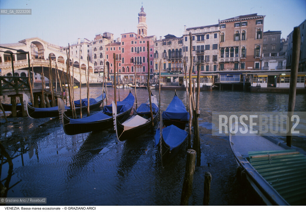 Localizzazione:..VENEZIA..Oggetto:..Soggetto:..BASSA MAREA ECCEZIONALE IN CANAL GRANDE / GONDOLE E PONTE DI RIALTO..Cronologia: ..Definizione Culturale:..   Autore: ..   Stile: ..   Editori/Stampatori:..   Committenza:..Materia e Tecnica:..Collocazione:..Note:..PROBLEMI..Riproduzione Fotografica:..Graziano Arici/Rosebud2 .Copyright:..Graziano Arici/Rosebud2 .Data:..1989..Costo:..A..