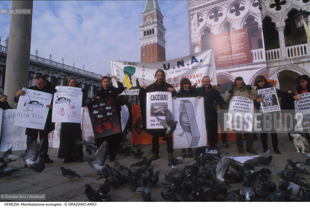 Localizzazione:..VENEZIA / S. MARCO..Oggetto:..Soggetto:..MANIFESTAZIONE ECOLOGISTA CONTRO LO STERMINIO DEI COLOMBI / PIAZZA SAN MARCO..Cronologia: ..Definizione Culturale:..   Autore: ..   Stile: ..   Editori/Stampatori:..   Committenza:..Materia e Tecnica:..Collocazione:..Note:..PROBLEMI INQUINAMENTO ECOLOGIA..Riproduzione Fotografica:..Graziano Arici/Rosebud2 .Copyright:..Graziano Arici/Rosebud2 .Data:..1999..Costo:..A