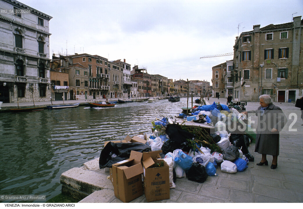 Localizzazione:..VENEZIA / CANNAREGIO..Oggetto:..Soggetto:..IMMONDIZIE IN RIO DI CANNAREGIO..Cronologia: ..Definizione Culturale:..   Autore: ..   Stile: ..   Editori/Stampatori:..   Committenza:..Materia e Tecnica:..Collocazione:..Note:..PROBLEMI INQUINAMENTO DEGRADO URBANO..Riproduzione Fotografica:..Graziano Arici/Rosebud2 .Copyright:..Graziano Arici/Rosebud2 .Data:..1988..Costo:..A..