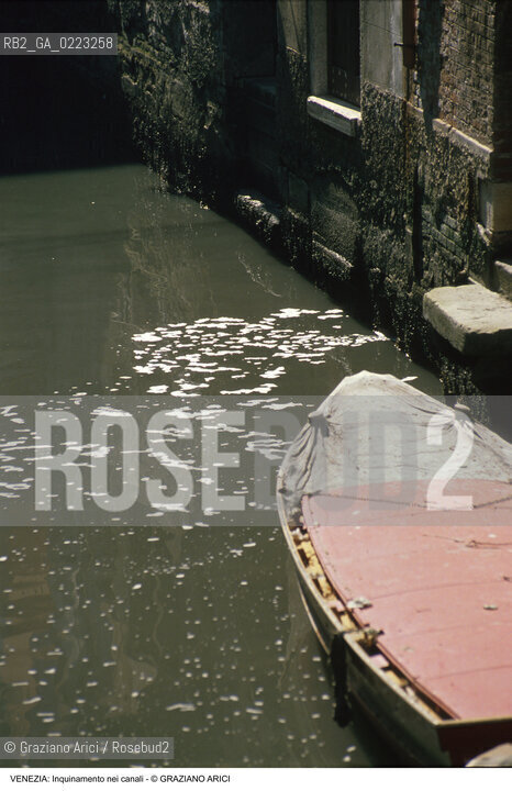 Localizzazione:..VENEZIA..Oggetto:..Soggetto:..INQUINAMENTO NEI CANALI..Cronologia: ..Definizione Culturale:..   Autore: ..   Stile: ..   Editori/Stampatori:..   Committenza:..Materia e Tecnica:..Collocazione:..Note:..PROBLEMI..Riproduzione Fotografica:..Graziano Arici/Rosebud2 .Copyright:..Graziano Arici/Rosebud2 .Data:..1990..Costo:..A..