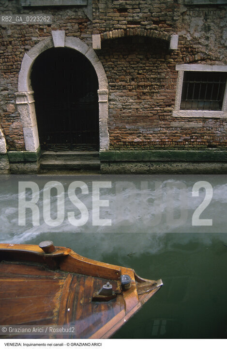 Localizzazione:..VENEZIA..Oggetto:..Soggetto:..INQUINAMENTO NEI CANALI..Cronologia: ..Definizione Culturale:..   Autore: ..   Stile: ..   Editori/Stampatori:..   Committenza:..Materia e Tecnica:..Collocazione:..Note:..PROBLEMI..Riproduzione Fotografica:..Graziano Arici/Rosebud2 .Copyright:..Graziano Arici/Rosebud2 .Data:..1990..Costo:..A..