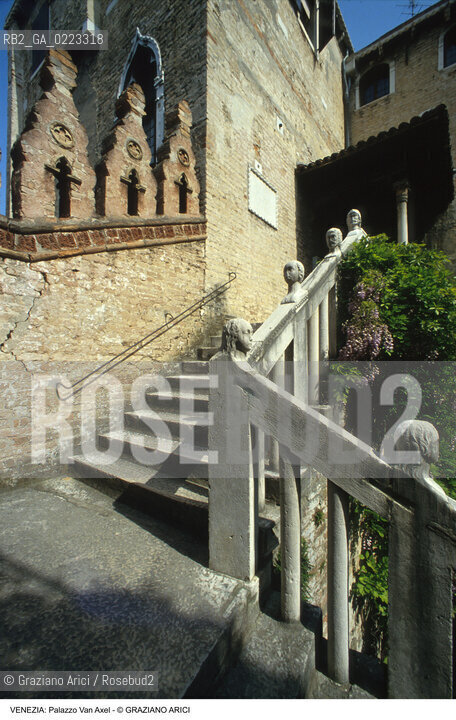 Localizzazione:..VENEZIA / CANNAREGIO..Oggetto:..Soggetto:..PALAZZO SORANZO VAN AXEL / CORTILE SCALA ESTERNA..Cronologia: ..XV SECOLO..Definizione Culturale:..   Autore: ..   Stile: TARDOGOTICO..   Editori/Stampatori:..   Committenza:..Materia e Tecnica:..Collocazione:..Note:..PALAZZI..Riproduzione Fotografica:..Graziano Arici/Rosebud2 .Copyright:..Graziano Arici/Rosebud2 .Data:..1995..Costo:..A..