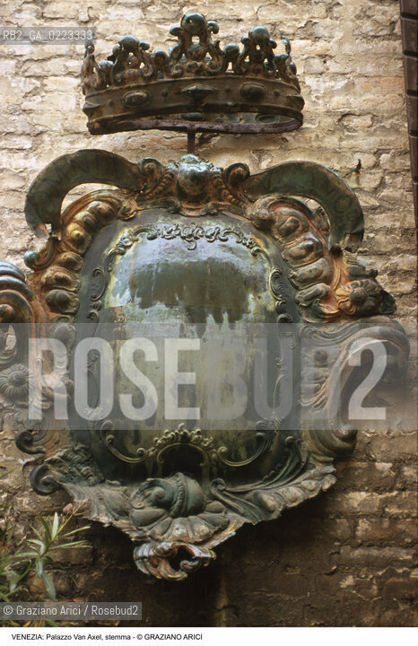 Localizzazione:..VENEZIA / CANNAREGIO..Oggetto:..Soggetto:..PALAZZO SORANZO VAN AXEL / STEMMA..Cronologia: ....Definizione Culturale:..   Autore: ..   Stile: ..   Editori/Stampatori:..   Committenza:..Materia e Tecnica:..Collocazione:..Note:..PALAZZI..Riproduzione Fotografica:..Graziano Arici/Rosebud2 .Copyright:..Graziano Arici/Rosebud2 .Data:..1995..Costo:..A..