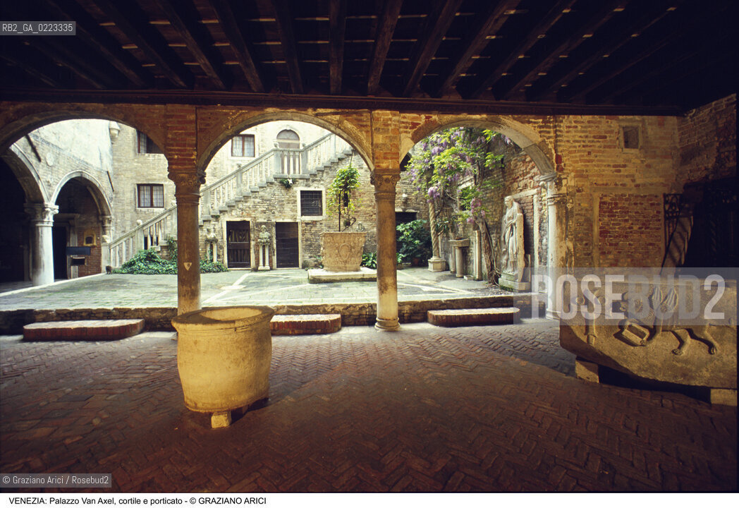 Localizzazione:..VENEZIA / CANNAREGIO..Oggetto:..Soggetto:..PALAZZO SORANZO VAN AXEL / CORTILE E PORICATO COLLEZIONE LAPIDARIA VERA DA POZZO..Cronologia: ..XV SEC..Definizione Culturale:..   Autore: TARDOGOTICO..   Stile: ..   Editori/Stampatori:..   Committenza:..Materia e Tecnica:..Collocazione:..Note:..PALAZZI..Riproduzione Fotografica:..Graziano Arici/Rosebud2 .Copyright:..Graziano Arici/Rosebud2 .Data:..1995..Costo:..A..