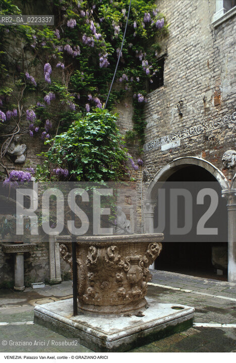 Localizzazione:..VENEZIA / CANNAREGIO..Oggetto:..Soggetto:..PALAZZO SORANZO VAN AXEL / CORTILE VERA DA POZZO..Cronologia: ..XV SECOLO..Definizione Culturale:..   Autore: ..   Stile: TARDOGOTICO..   Editori/Stampatori:..   Committenza:..Materia e Tecnica:..Collocazione:..Note:..PALAZZI..Riproduzione Fotografica:..Graziano Arici/Rosebud2 .Copyright:..Graziano Arici/Rosebud2 .Data:..1995..Costo:..A..