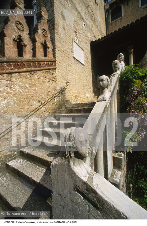 Localizzazione:..VENEZIA / CANNAREGIO..Oggetto:..Soggetto:..PALAZZO SORANZO VAN AXEL / CORTILE SCALA ESTERNA PARAPETTO..Cronologia: ..XV SECOLO..Definizione Culturale:..   Autore: ..   Stile: TARDOGOTICO..   Editori/Stampatori:..   Committenza:..Materia e Tecnica:..Collocazione:..Note:..PALAZZI..Riproduzione Fotografica:..Graziano Arici/Rosebud2 .Copyright:..Graziano Arici/Rosebud2 .Data:..1995..Costo:..A..