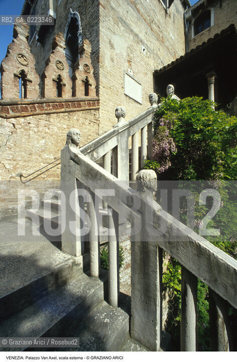 Localizzazione:..VENEZIA / CANNAREGIO..Oggetto:..Soggetto:..PALAZZO SORANZO VAN AXEL / CORTILE SCALA ESTERNA PARAPETTO..Cronologia: ..XV SECOLO..Definizione Culturale:..   Autore: ..   Stile: TARDOGOTICO..   Editori/Stampatori:..   Committenza:..Materia e Tecnica:..Collocazione:..Note:..PALAZZI..Riproduzione Fotografica:..Graziano Arici/Rosebud2 .Copyright:..Graziano Arici/Rosebud2 .Data:..1995..Costo:..A..
