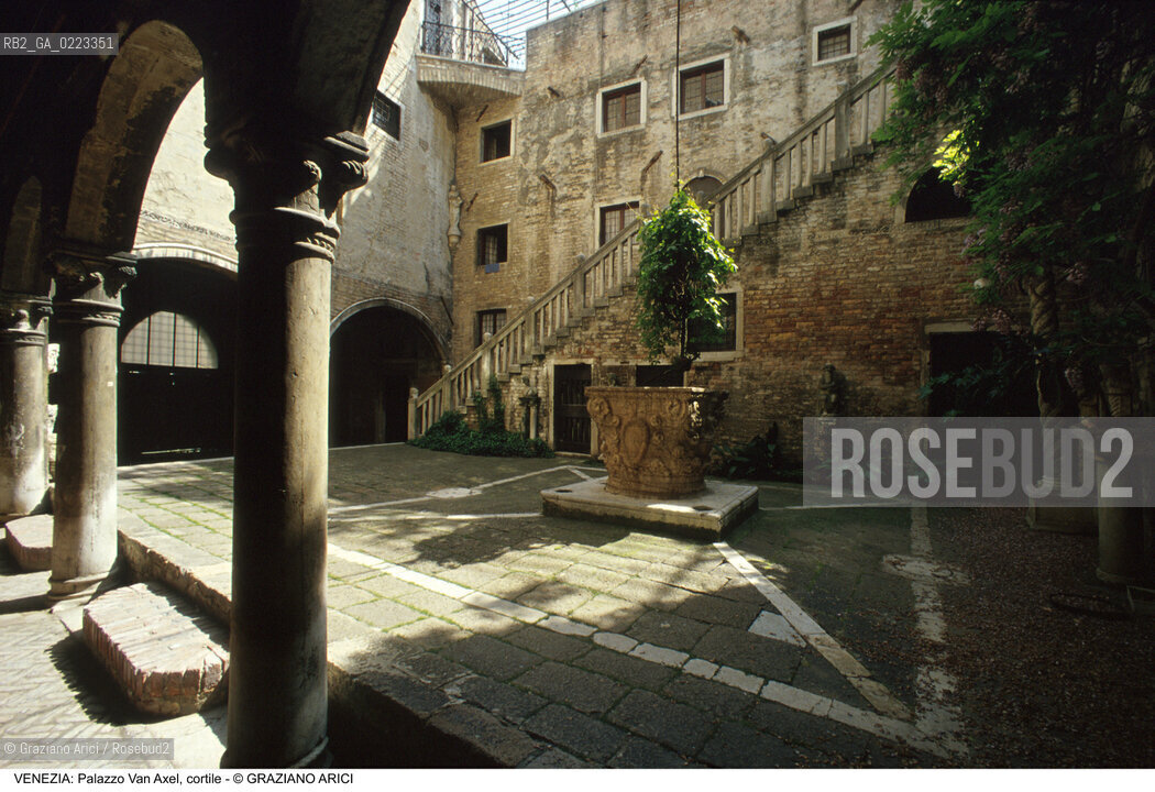 Localizzazione:..VENEZIA / CANNAREGIO..Oggetto:..Soggetto:..PALAZZO SORANZO VAN AXEL / CORTILE..Cronologia: ..XV SECOLO..Definizione Culturale:..   Autore: ..   Stile: TARDOGOTICO..   Editori/Stampatori:..   Committenza:..Materia e Tecnica:..Collocazione:..Note:..PALAZZI..Riproduzione Fotografica:..Graziano Arici/Rosebud2 .Copyright:..Graziano Arici/Rosebud2 .Data:..1995..Costo:..A..