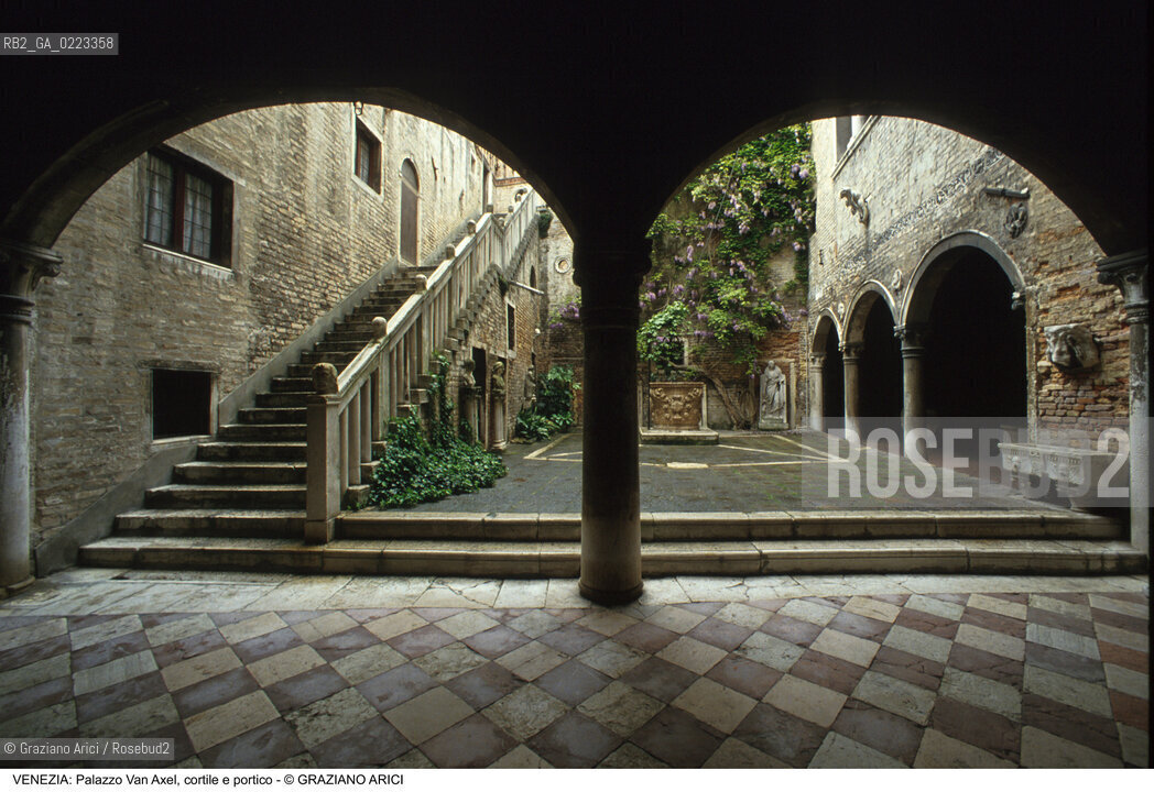 Localizzazione:..VENEZIA / CANNAREGIO..Oggetto:..Soggetto:..PALAZZO SORANZO VAN AXEL / CORTILE E PORTICATO..Cronologia: ..XV SEC..Definizione Culturale:..   Autore: TARDOGOTICO..   Stile: ..   Editori/Stampatori:..   Committenza:..Materia e Tecnica:..Collocazione:..Note:..PALAZZI..Riproduzione Fotografica:..Graziano Arici/Rosebud2 .Copyright:..Graziano Arici/Rosebud2 .Data:..1995..Costo:..A..