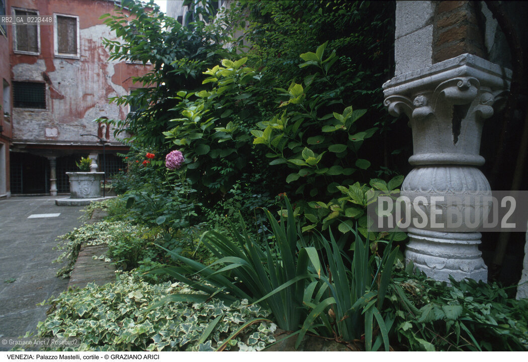 Localizzazione:..VENEZIA / CANNAREGIO..Oggetto:..Soggetto:..PALAZZO MASTELLI O DEL CAMMELLO / CORTILE COLONNA..Cronologia: ..XIII XV XVI SECOLO..Definizione Culturale:..   Autore: ..   Stile: LOMBARDESCO GOTICO..   Editori/Stampatori:..   Committenza:..Materia e Tecnica:..Collocazione:..Note:..PALAZZI..Riproduzione Fotografica:..Graziano Arici/Rosebud2 .Copyright:..Graziano Arici/Rosebud2 .Data:..1998..Costo:..A..