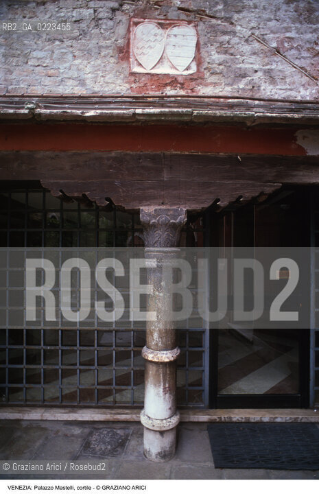 Localizzazione:..VENEZIA / CANNAREGIO..Oggetto:..Soggetto:..PALAZZO MASTELLI O DEL CAMMELLO / CORTILE COLONNA E STEMMA..Cronologia: ....Definizione Culturale:..   Autore: ..   Stile:..   Editori/Stampatori:..   Committenza:..Materia e Tecnica:..Collocazione:..Note:..PALAZZI..Riproduzione Fotografica:..Graziano Arici/Rosebud2 .Copyright:..Graziano Arici/Rosebud2 .Data:..1998..Costo:..A..