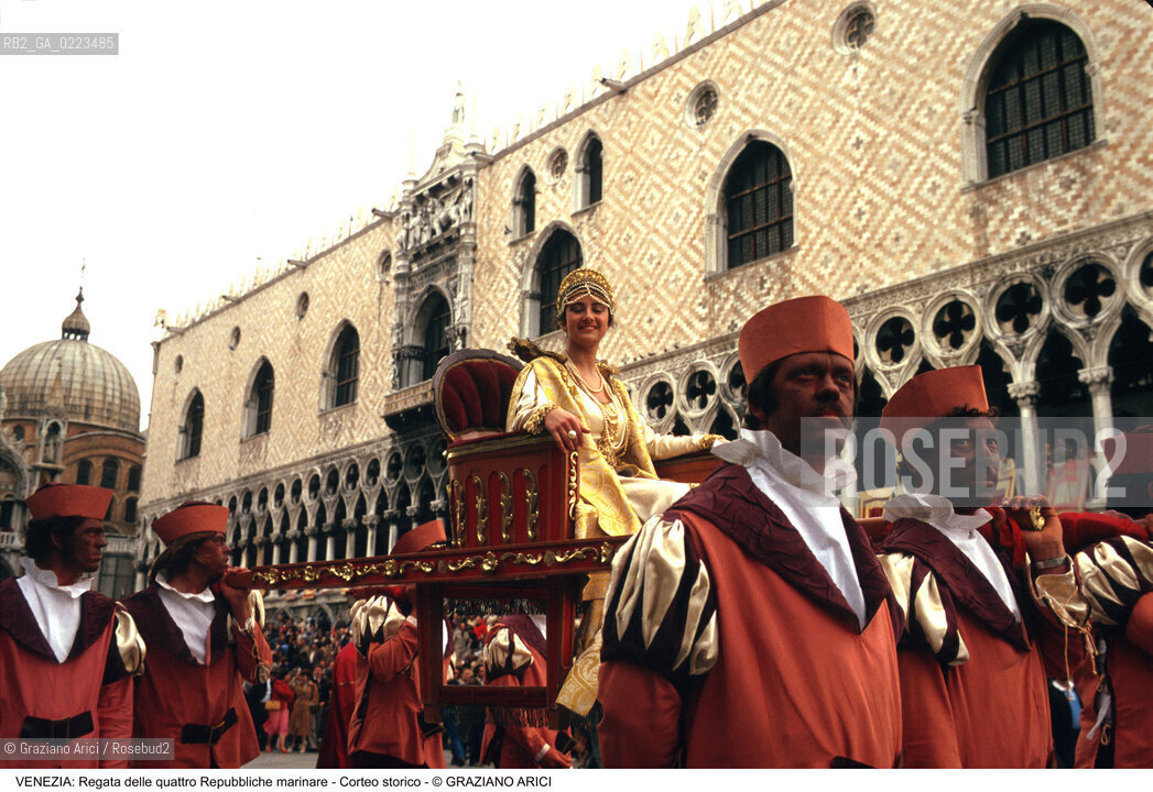 Localizzazione:..VENEZIA / S. MARCO..Oggetto:..Soggetto:..REGATA DELLE QUATTRO REPUBBLICHE MARINARE CORTEO STORICO IN PIAZZA SAN MARCO CATERINA CORNARO..Cronologia: ..Definizione Culturale:..   Autore: ..   Stile: ..   Editori/Stampatori:..   Committenza:..Materia e Tecnica:..Collocazione:..Note:..REGATE..Riproduzione Fotografica:..Copyright:..Graziano Arici/Rosebud2 .Data:..1994..Costo:..A