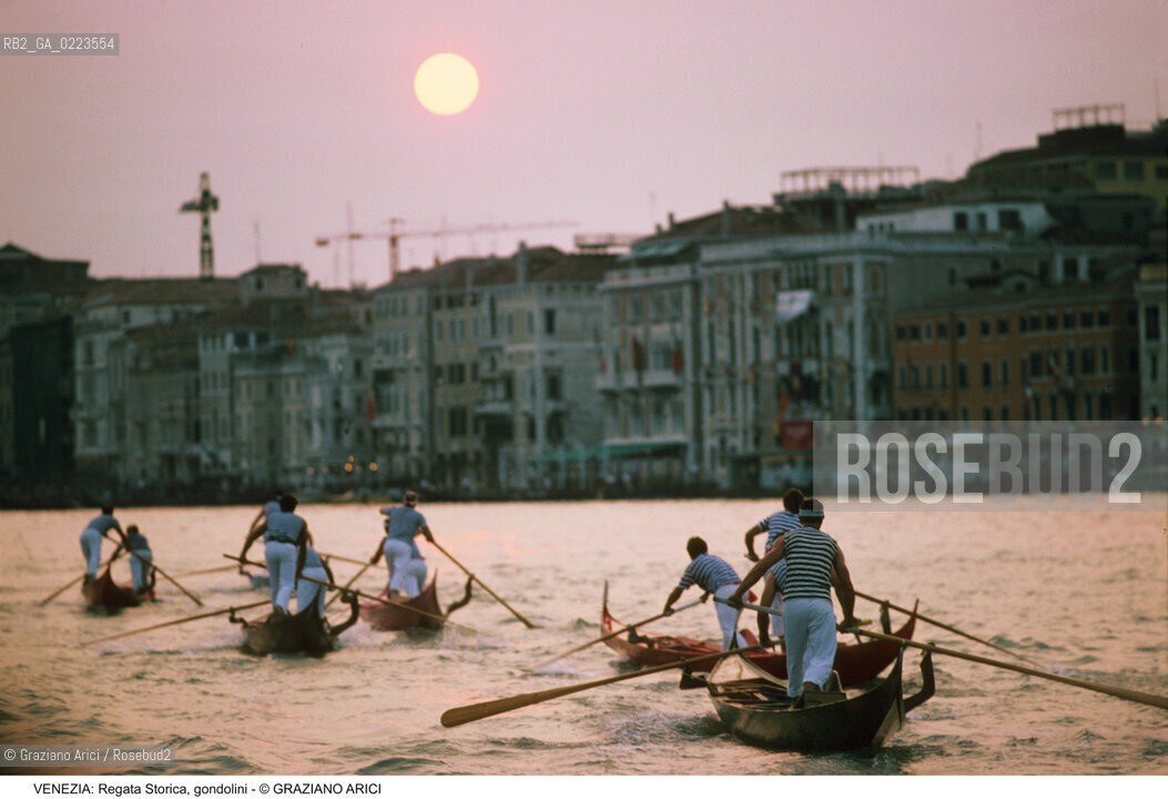 Localizzazione:..VENEZIA..Oggetto:..Soggetto:..REGATA STORICA GONDOLINI CAMPIONI CANAL GRANDE..Cronologia: ..Definizione Culturale:..   Autore: ..   Stile: ..   Editori/Stampatori:..   Committenza:..Materia e Tecnica:..Collocazione:..Note:..REGATE..Riproduzione Fotografica:..Copyright:..Graziano Arici/Rosebud2 .Data:..1996..Costo:..A