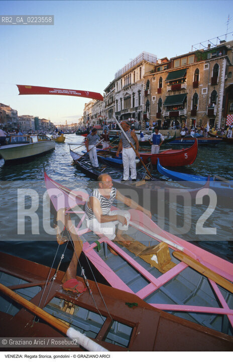 Localizzazione:..VENEZIA..Oggetto:..Soggetto:..REGATA STORICA GONDOLINI CAMPIONI..Cronologia: ..Definizione Culturale:..   Autore: ..   Stile: ..   Editori/Stampatori:..   Committenza:..Materia e Tecnica:..Collocazione:..Note:..REGATE..Riproduzione Fotografica:..Copyright:..Graziano Arici/Rosebud2 .Data:..1996..Costo:..A
