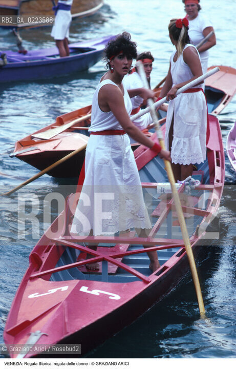 Localizzazione:..VENEZIA..Oggetto:..Soggetto:..REGATA STORICA DONNE MASCARETE..Cronologia: ..Definizione Culturale:..   Autore: ..   Stile: ..   Editori/Stampatori:..   Committenza:..Materia e Tecnica:..Collocazione:..Note:..REGATE..Riproduzione Fotografica:..Copyright:..Graziano Arici/Rosebud2 .Data:..1996..Costo:..A