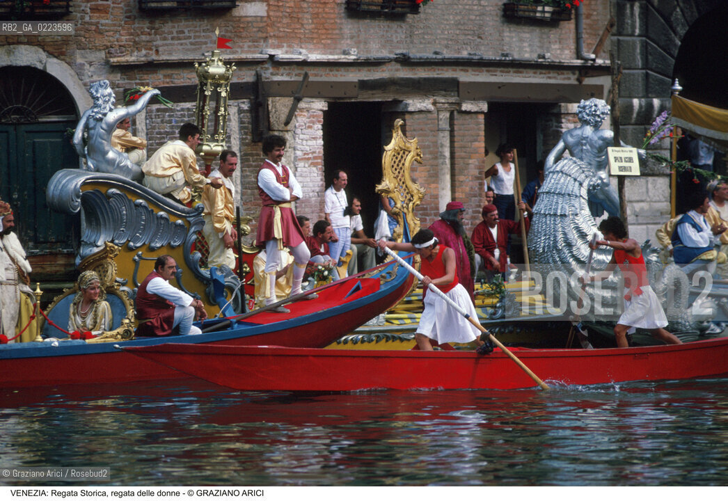 Localizzazione:..VENEZIA..Oggetto:..Soggetto:..REGATA STORICA DONNE MASCARETE..Cronologia: ..Definizione Culturale:..   Autore: ..   Stile: ..   Editori/Stampatori:..   Committenza:..Materia e Tecnica:..Collocazione:..Note:..REGATE..Riproduzione Fotografica:..Copyright:..Graziano Arici/Rosebud2 .Data:..1996..Costo:..A