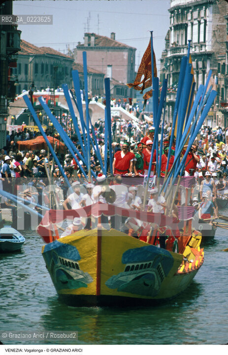 Localizzazione:..VENEZIA / CANNAREGIO..Oggetto:..Soggetto:..VOGALONGA RIO DI CANNAREGIO BARCHE ALZAREMI..Cronologia: ..Definizione Culturale:..   Autore: ..   Stile: ..   Editori/Stampatori:..   Committenza:..Materia e Tecnica:..Collocazione:..Note:..REGATE..Riproduzione Fotografica:..Copyright:..Graziano Arici/Rosebud2 .Data:..1984..Costo:..A