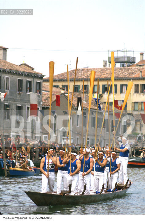 Localizzazione:..VENEZIA / CANNAREGIO..Oggetto:..Soggetto:..VOGALONGA RIO DI CANNAREGIO BARCHE ALZAREMI..Cronologia: ..Definizione Culturale:..   Autore: ..   Stile: ..   Editori/Stampatori:..   Committenza:..Materia e Tecnica:..Collocazione:..Note:..REGATE..Riproduzione Fotografica:..Copyright:..Graziano Arici/Rosebud2 .Data:..1984..Costo:..A