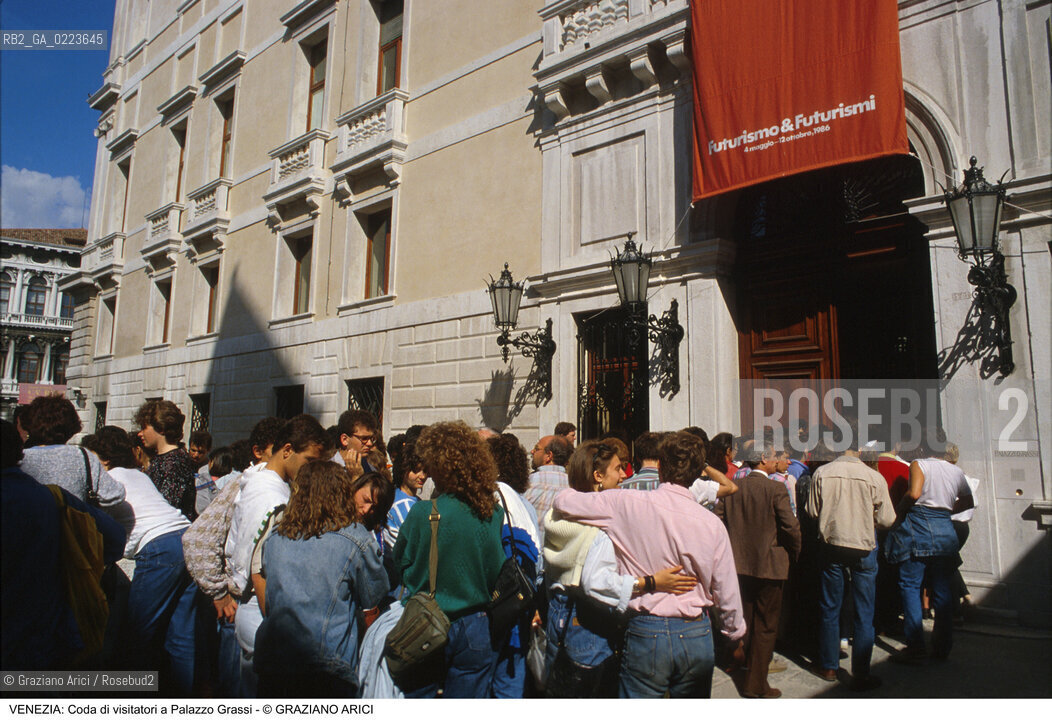 Localizzazione:..VENEZIA / S. MARCO..Oggetto:..Soggetto:..CODA DI VISITATORI A PALAZZO GRASSI / FUTURISMO..Cronologia: ..Definizione Culturale:..   Autore: ..   Stile: ..   Editori/Stampatori:..   Committenza:..Materia e Tecnica:..Collocazione:..Note:..TURISMO MUSEI MOSTRE..Riproduzione Fotografica:..Copyright:..Graziano Arici/Rosebud2 .Data:..1986..Costo:..A