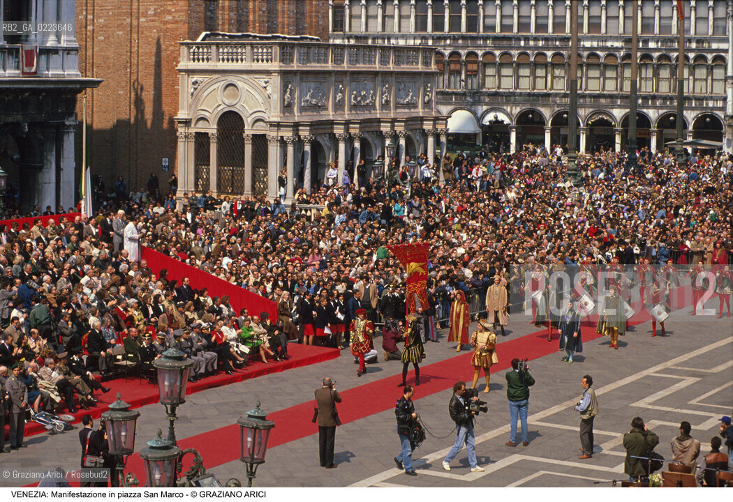 Localizzazione:..VENEZIA / S. MARCO..Oggetto:..Soggetto:..MANIFESTAZIONE IN PIAZZA SAN MARCO / CORTEO STORICO..Cronologia: ..Definizione Culturale:..   Autore: ..   Stile: ..   Editori/Stampatori:..   Committenza:..Materia e Tecnica:..Collocazione:..Note:..TURISMO..Riproduzione Fotografica:..Copyright:..Graziano Arici/Rosebud2 .Data:..1990..Costo:..A