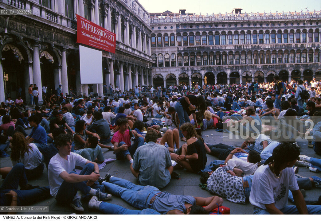 Localizzazione:..VENEZIA / S. MARCO..Oggetto:..Soggetto:..CONCERTO DEI PINK FLOYD / PIAZZA SAN MARCO / PUBBLICO FOLLA TURISTI ..Cronologia: ..Definizione Culturale:..   Autore: ..   Stile: ..   Editori/Stampatori:..   Committenza:..Materia e Tecnica:..Collocazione:..Note:..TURISMO..Riproduzione Fotografica:..Copyright:..Graziano Arici/Rosebud2 .Data:..15 LUGLIO 1989..Costo:..A