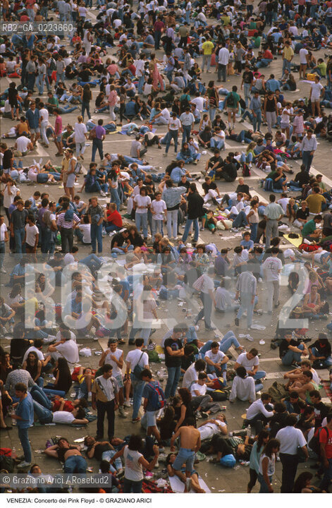 Localizzazione:..VENEZIA / S. MARCO..Oggetto:..Soggetto:..CONCERTO DEI PINK FLOYD / PIAZZA SAN MARCO / PUBBLICO FOLLA TURISTI ..Cronologia: ..Definizione Culturale:..   Autore: ..   Stile: ..   Editori/Stampatori:..   Committenza:..Materia e Tecnica:..Collocazione:..Note:..TURISMO..Riproduzione Fotografica:..Copyright:..Graziano Arici/Rosebud2 .Data:..15 LUGLIO 1989..Costo:..A