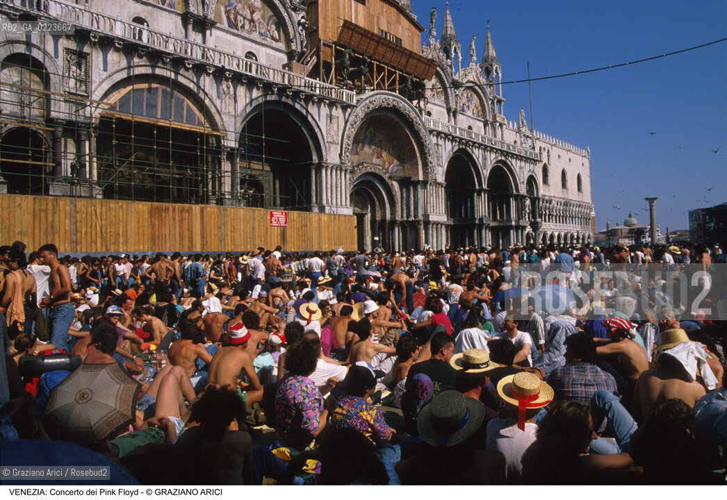 Localizzazione:..VENEZIA / S. MARCO..Oggetto:..Soggetto:..CONCERTO DEI PINK FLOYD / PIAZZA SAN MARCO / PUBBLICO FOLLA TURISTI ..Cronologia: ..Definizione Culturale:..   Autore: ..   Stile: ..   Editori/Stampatori:..   Committenza:..Materia e Tecnica:..Collocazione:..Note:..TURISMO..Riproduzione Fotografica:..Copyright:..Graziano Arici/Rosebud2 .Data:..15 LUGLIO 1989..Costo:..A