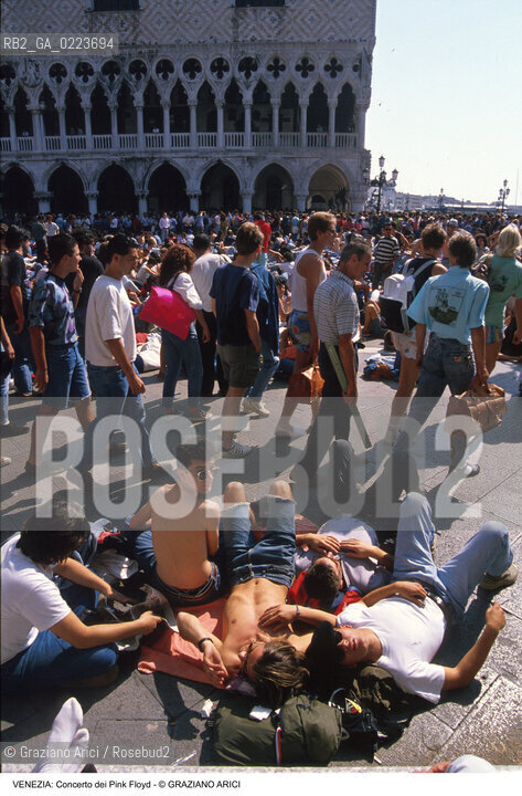 Localizzazione:..VENEZIA / S. MARCO..Oggetto:..Soggetto:..CONCERTO DEI PINK FLOYD / PIAZZA SAN MARCO / PUBBLICO / TURISTI..Cronologia: ..Definizione Culturale:..   Autore: ..   Stile: ..   Editori/Stampatori:..   Committenza:..Materia e Tecnica:..Collocazione:..Note:..TURISMO..Riproduzione Fotografica:..Copyright:..Graziano Arici/Rosebud2 .Data:..15 LUGLIO 1989..Costo:..A