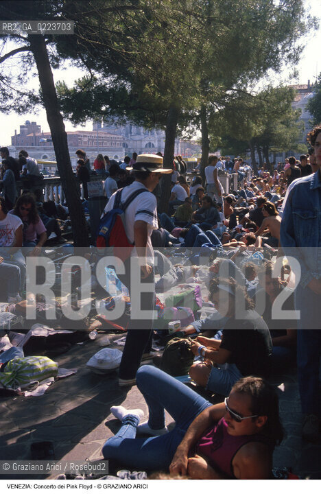 Localizzazione:..VENEZIA / S. MARCO..Oggetto:..Soggetto:..CONCERTO DEI PINK FLOYD / PUBBLICO TURISTI ..Cronologia: ..Definizione Culturale:..   Autore: ..   Stile: ..   Editori/Stampatori:..   Committenza:..Materia e Tecnica:..Collocazione:..Note:..TURISMO..Riproduzione Fotografica:..Copyright:..Graziano Arici/Rosebud2 .Data:..15 LUGLIO 1989..Costo:..A