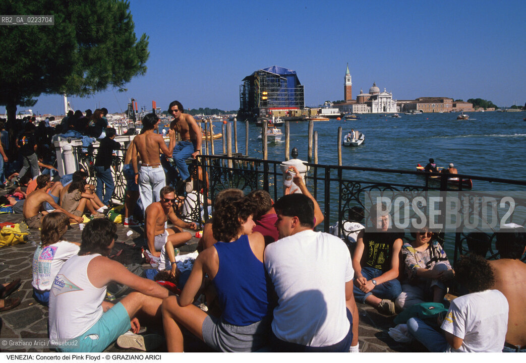 Localizzazione:..VENEZIA / S. MARCO..Oggetto:..Soggetto:..CONCERTO DEI PINK FLOYD / PUBBLICO / TURISTI..Cronologia: ..Definizione Culturale:..   Autore: ..   Stile: ..   Editori/Stampatori:..   Committenza:..Materia e Tecnica:..Collocazione:..Note:..TURISMO..Riproduzione Fotografica:..Copyright:..Graziano Arici/Rosebud2 .Data:..15 LUGLIO 1989..Costo:..A