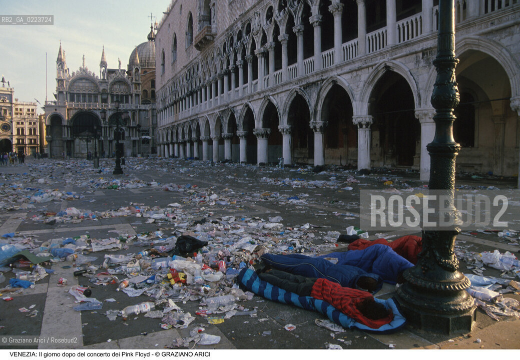Localizzazione:..VENEZIA / S. MARCO..Oggetto:..Soggetto:..CONCERTO DEI PINK FLOYD / IL GIORNO DOPO / PUBBLICO TURISTI PIAZZA SAN MARCO / IMMONDIZIE SACCHI A PELO..Cronologia: ..Definizione Culturale:..   Autore: ..   Stile: ..   Editori/Stampatori:..   Committenza:..Materia e Tecnica:..Collocazione:..Note:..TURISMO DEGRADO..Riproduzione Fotografica:..Copyright:..Graziano Arici/Rosebud2 .Data:..16 LUGLIO 1989..Costo:..A