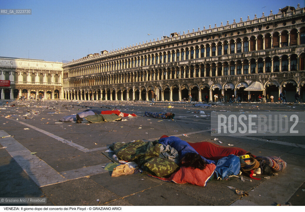 Localizzazione:..VENEZIA / S. MARCO..Oggetto:..Soggetto:..CONCERTO DEI PINK FLOYD / IL GIORNO DOPO / PIAZZA SAN MARCO / IMMONDIZIE SACCHI A PELO..Cronologia: ..Definizione Culturale:..   Autore: ..   Stile: ..   Editori/Stampatori:..   Committenza:..Materia e Tecnica:..Collocazione:..Note:..TURISMO DEGRADO..Riproduzione Fotografica:..Copyright:..Graziano Arici/Rosebud2 .Data:..16 LUGLIO 1989..Costo:..A