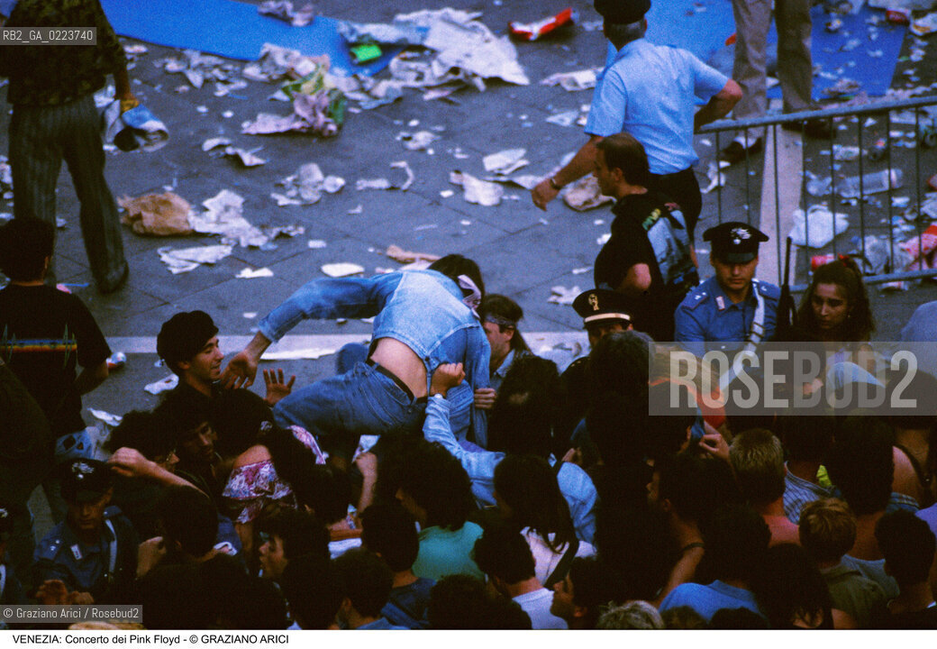 Localizzazione:..VENEZIA / S. MARCO..Oggetto:..Soggetto:..CONCERTO DEI PINK FLOYD / PIAZZA SAN MARCO POLIZIA PUBBLICO / TURISTI..Cronologia: ..Definizione Culturale:..   Autore: ..   Stile: ..   Editori/Stampatori:..   Committenza:..Materia e Tecnica:..Collocazione:..Note:..TURISMO..Riproduzione Fotografica:..Copyright:..Graziano Arici/Rosebud2 .Data:..15 LUGLIO 1989..Costo:..A