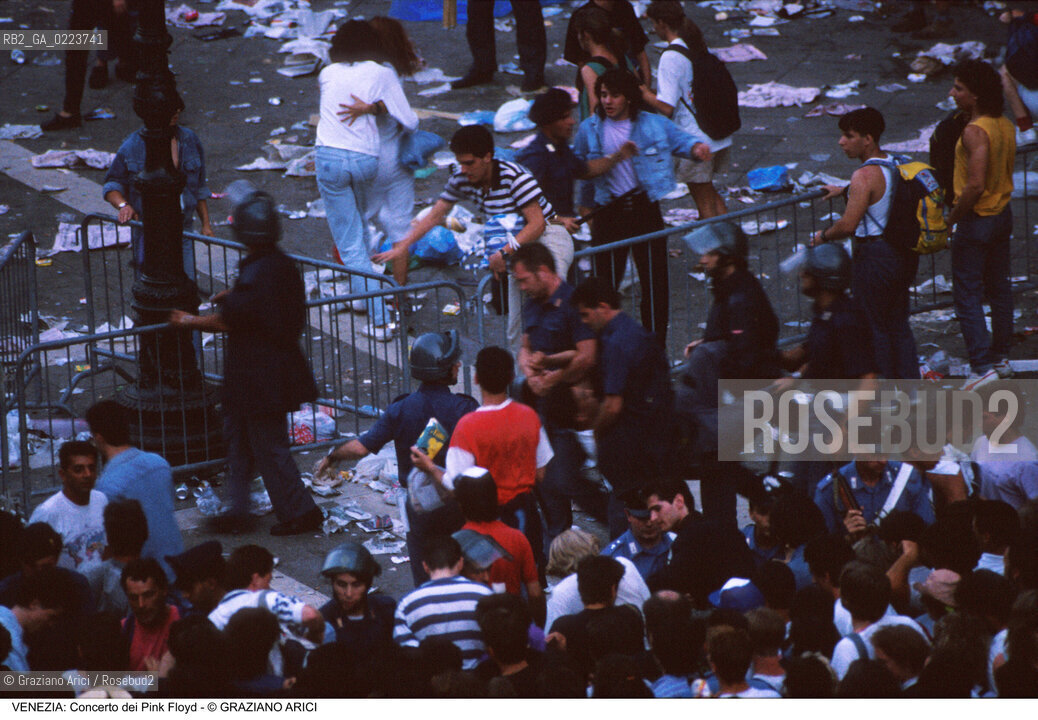 Localizzazione:..VENEZIA / S. MARCO..Oggetto:..Soggetto:..CONCERTO DEI PINK FLOYD / PUBBLICO PIAZZA SAN MARCO / TURISTI / POLIZIA..Cronologia: ..Definizione Culturale:..   Autore: ..   Stile: ..   Editori/Stampatori:..   Committenza:..Materia e Tecnica:..Collocazione:..Note:..TURISMO..Riproduzione Fotografica:..Copyright:..Graziano Arici/Rosebud2 .Data:..15 LUGLIO 1989..Costo:..A