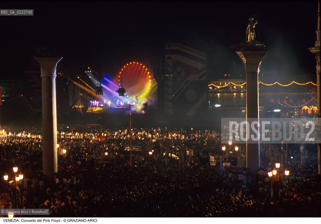 Localizzazione:..VENEZIA / S. MARCO..Oggetto:..Soggetto:..CONCERTO DEI PINK FLOYD / PIAZZA SAN MARCO / PUBBLICO FOLLA TURISTI / PALCO ..Cronologia: ..Definizione Culturale:..   Autore: ..   Stile: ..   Editori/Stampatori:..   Committenza:..Materia e Tecnica:..Collocazione:..Note:..TURISMO..Riproduzione Fotografica:..Copyright:..Graziano Arici/Rosebud2 .Data:..15 LUGLIO 1989..Costo:..A