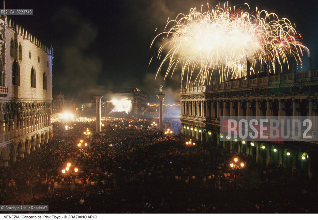 Localizzazione:..VENEZIA / S. MARCO..Oggetto:..Soggetto:..CONCERTO DEI PINK FLOYD / PIAZZA SAN MARCO / PUBBLICO FOLLA TURISTI PALCO FUOCHI D ARTIFICIO..Cronologia: ..Definizione Culturale:..   Autore: ..   Stile: ..   Editori/Stampatori:..   Committenza:..Materia e Tecnica:..Collocazione:..Note:..TURISMO..Riproduzione Fotografica:..Copyright:..Graziano Arici/Rosebud2 .Data:..15 LUGLIO 1989..Costo:..A