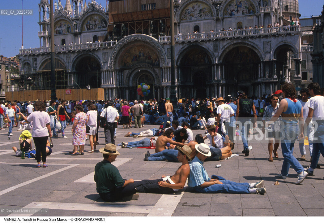 Localizzazione:..VENEZIA / S. MARCO..Oggetto:..Soggetto:..TURISTI IN PIAZZA SAN MARCO..Cronologia: ..Definizione Culturale:..   Autore: ..   Stile: ..   Editori/Stampatori:..   Committenza:..Materia e Tecnica:..Collocazione:..Note:..TURISMO CONCERTO PINK FLOYD..Riproduzione Fotografica:..Copyright:..Graziano Arici/Rosebud2 .Data:..15 LUGLIO 1989..Costo:..A