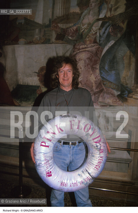 Localizzazione:..VENEZIA..Oggetto:..Soggetto:..CONCERTO DEI PINK FLOYD / RICHARD WRIGHT MUSICA ROCK..Cronologia: ..Definizione Culturale:..   Autore: ..   Stile: ..   Editori/Stampatori:..   Committenza:..Materia e Tecnica:..Collocazione:..Note:....Riproduzione Fotografica:..Graziano Arici/Rosebud2 .Copyright:..Graziano Arici/Rosebud2 .Data:..LUGLIO 1989..Costo:..A