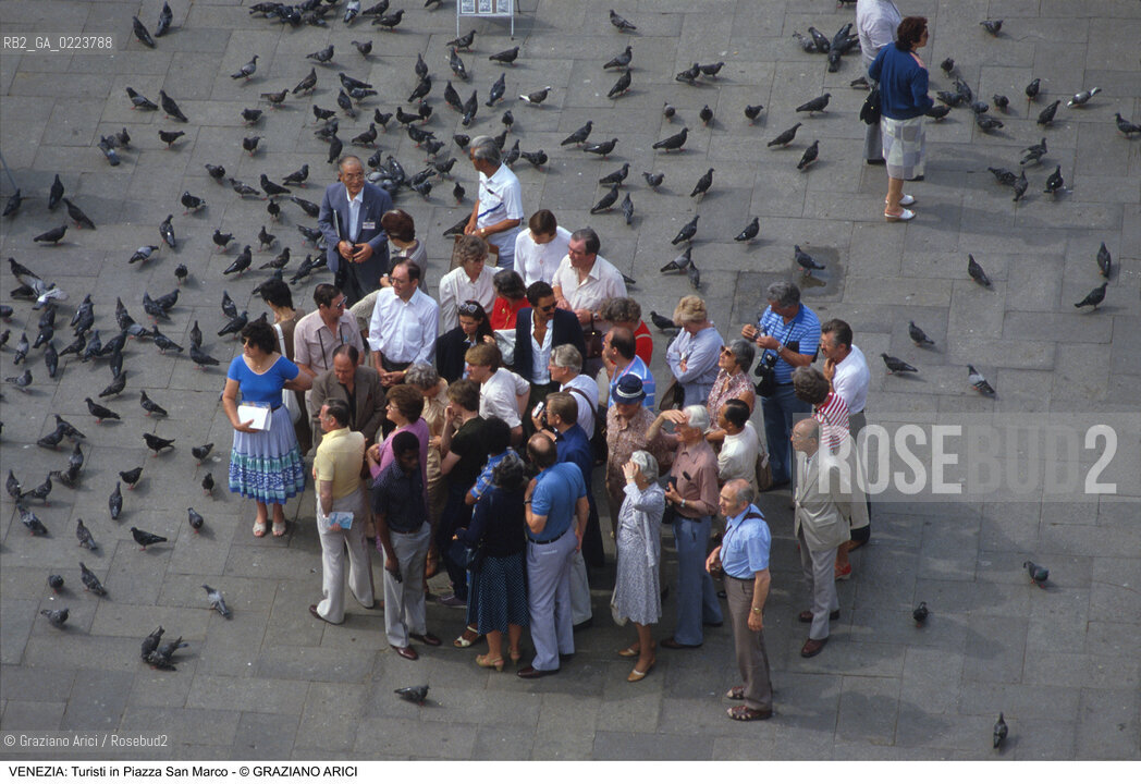 Localizzazione:..VENEZIA / S. MARCO..Oggetto:..Soggetto:..TURISTI IN PIAZZA SAN MARCO..Cronologia: ..Definizione Culturale:..   Autore: ..   Stile: ..   Editori/Stampatori:..   Committenza:..Materia e Tecnica:..Collocazione:..Note:..TURISMO ..Riproduzione Fotografica:..Copyright:..Graziano Arici/Rosebud2 .Data:..1983..Costo:..A..