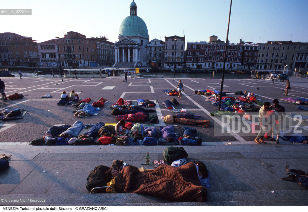 Localizzazione:..VENEZIA / CANNAREGIO..Oggetto:..Soggetto:..TURISTI NEL PIAZZALE DELLA STAZIONE FERROVIARIA / SACCHI A PELO..Cronologia: ..Definizione Culturale:..   Autore: ..   Stile: ..   Editori/Stampatori:..   Committenza:..Materia e Tecnica:..Collocazione:..Note:..TURISMO ..Riproduzione Fotografica:..Copyright:..Graziano Arici/Rosebud2 .Data:..1986..Costo:..A..
