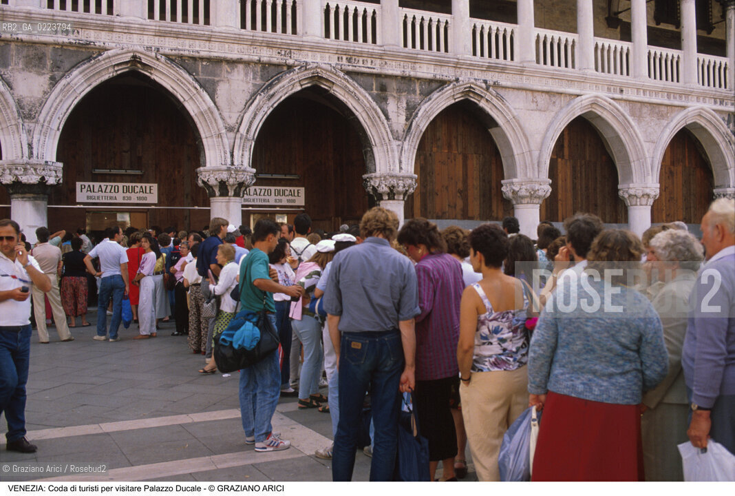Localizzazione:..VENEZIA / S. MARCO..Oggetto:..Soggetto:..CODA DI TURISTI PER VISITARE PALAZZO DUCALE..Cronologia: ..Definizione Culturale:..   Autore: ..   Stile: ..   Editori/Stampatori:..   Committenza:..Materia e Tecnica:..Collocazione:..Note:..TURISMO ..Riproduzione Fotografica:..Copyright:..Graziano Arici/Rosebud2 .Data:..1990..Costo:..A..