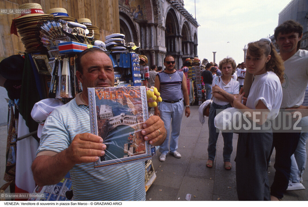 Localizzazione:..VENEZIA / S. MARCO..Oggetto:..Soggetto:..VENDITORE DI SOUVENIRS IN PIAZZA SAN MARCO..Cronologia: ..Definizione Culturale:..   Autore: ..   Stile: ..   Editori/Stampatori:..   Committenza:..Materia e Tecnica:..Collocazione:..Note:..TURISMO ..Riproduzione Fotografica:..Copyright:..Graziano Arici/Rosebud2 .Data:..1990..Costo:..A