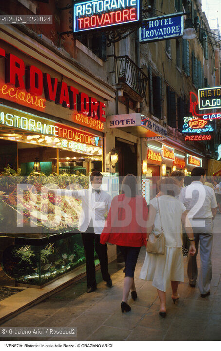 Localizzazione:..VENEZIA / CASTELLO..Oggetto:..Soggetto:..RISTORANTI IN CALLE DELLE RAZZE / INSEGNE NEON..Cronologia: ..Definizione Culturale:..   Autore: ..   Stile: ..   Editori/Stampatori:..   Committenza:..Materia e Tecnica:..Collocazione:..Note:..TURISMO DEGRADO URBANO..Riproduzione Fotografica:..Copyright:..Graziano Arici/Rosebud2 .Data:..1994..Costo:..A