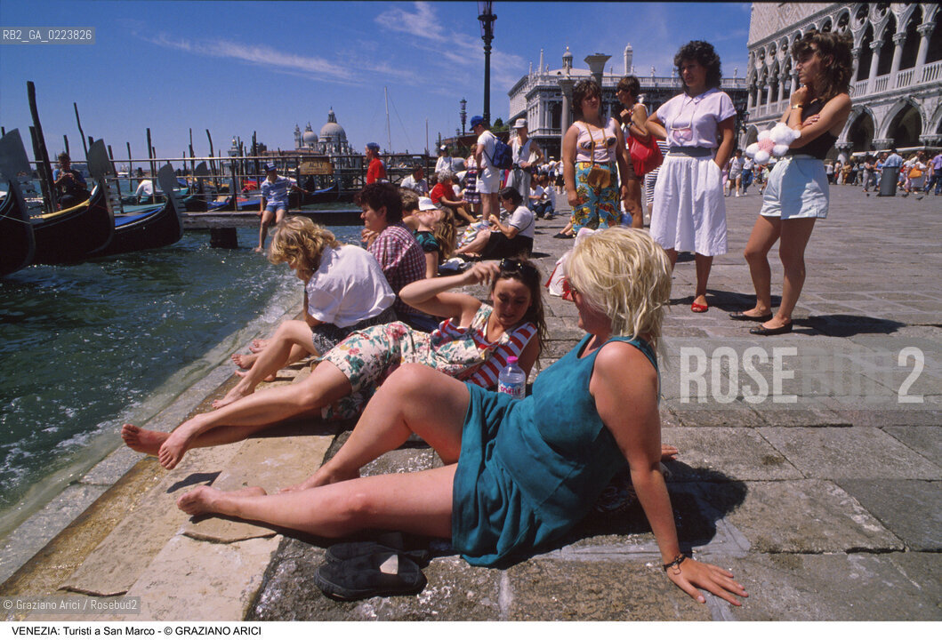 Localizzazione:..VENEZIA / S. MARCO..Oggetto:..Soggetto:..TURISTI A SAN MARCO..Cronologia: ..Definizione Culturale:..   Autore: ..   Stile: ..   Editori/Stampatori:..   Committenza:..Materia e Tecnica:..Collocazione:..Note:..TURISMO..Riproduzione Fotografica:..Copyright:..Graziano Arici/Rosebud2 .Data:..1990..Costo:..A